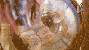 鍋中依次放姜片、排骨、火腿，加料酒、清水煮開(kāi)轉(zhuǎn)小火煮30分鐘。