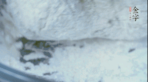 【面皮】2.將糯米粉和粳米粉混合，加煮好的艾草和適量清水，揉搓成面團。