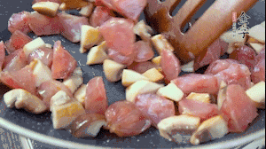 【餡料】4.鍋中油8成熱時，依次放入菌菇丁、香腸丁，適當放點糖調味，炒熟。