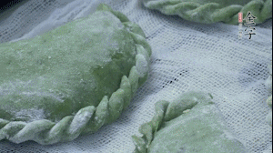 【制作】2.蒸架上墊浸濕的屜布，再放上清明果，大火蒸10~15分鐘，完成，出鍋啦！