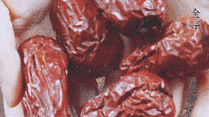 紅棗洗凈，對(duì)半剪開(kāi)。