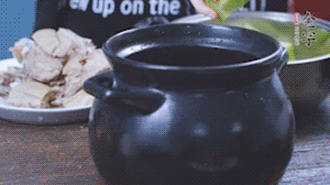 另起砂鍋，依次放入蘿卜、羊肉、火腿蹄片，加料酒、清水沒(méi)過(guò)食材。