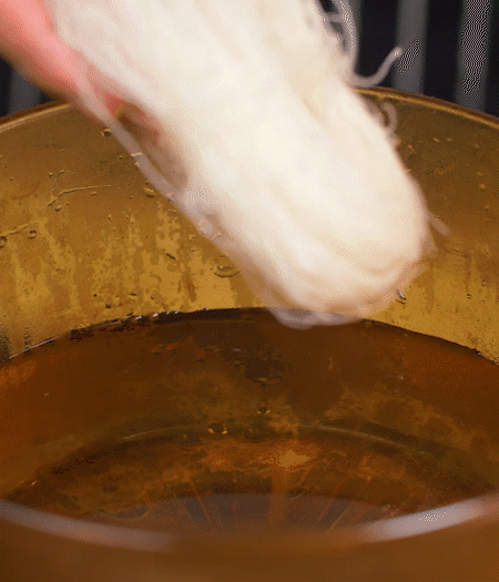 選用鮮嫩蠶豆，剝?nèi)ネ鈿ち粝露姑紫磧簦_(kāi)成兩瓣。