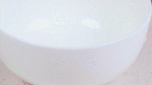 香腸切片，南瓜洗凈去皮切小塊，洋蔥切絲，米淘洗干凈備用。