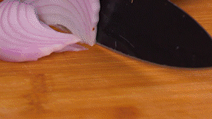 鍋中少許油，熱油倒入香腸煸炒出油，倒入南瓜塊、洋蔥翻炒片刻。