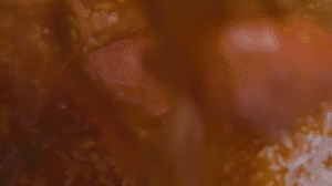 米放電飯鍋，倒入配菜，湯汁一起倒入（湯汁剛好沒(méi)過(guò)食材即可），電飯鍋開(kāi)啟煮飯模式，煮好燜20分鐘，撒蔥花。