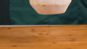 椰子切開頂部，把椰子水倒出，再把椰肉切片。