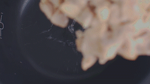 把雞、火腿、椰子水、椰肉、姜、紅棗放入電飯鍋，按下煲湯功能。