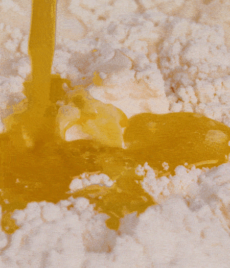 加融化的30g黃油（要不熱再倒）、黃椒、紅椒、白洋蔥、土豆、大蔥、香腸繼續(xù)攪拌均勻。