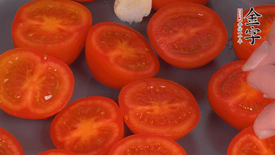 洗凈晾干的小番茄，對半切開，加切塊的大蒜、迷迭香、黑胡椒、橄欖油190度烤40分鐘、200度烤20分鐘。