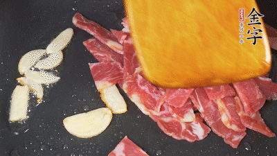 意面按照包裝時間煮熟過涼水，金字淡火腿切成小片。