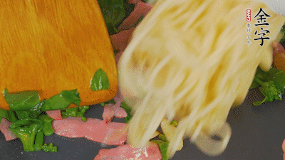 鍋中倒油燒熱，蒜片煸香，淡火腿略翻炒。