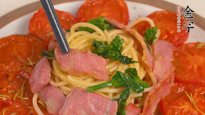 加菜花翻炒1分鐘后加意面，翻炒1分鐘后用少許鹽、黑胡椒調味即可。