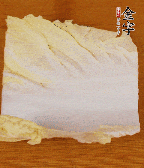 一片白菜一片淡火腿交替疊起，疊個(gè)兩三層放進(jìn)鍋內(nèi)，直到塞滿鍋。