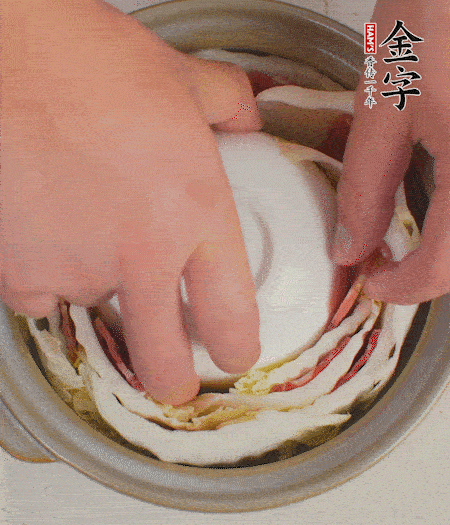 寬度剛好是鍋的高度。扣一個(gè)小碗更有助于幫助造型。