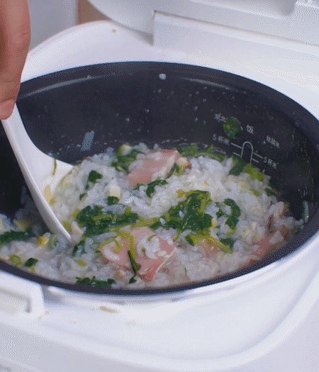 煮好時加白胡椒適當(dāng)調(diào)味。