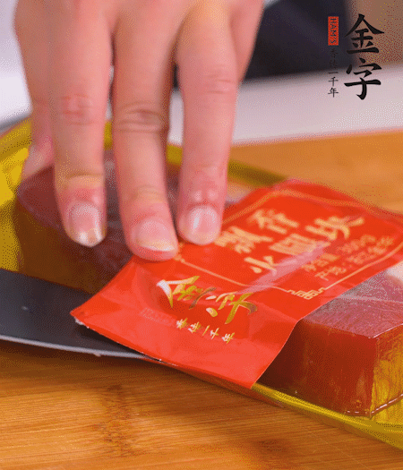 金字火腿切片，生姜切絲，蔥白切末。