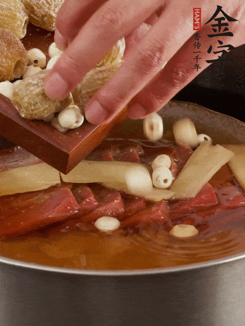 待冰糖融化后，放入蜜棗、蓮子同蒸25分鐘左右。