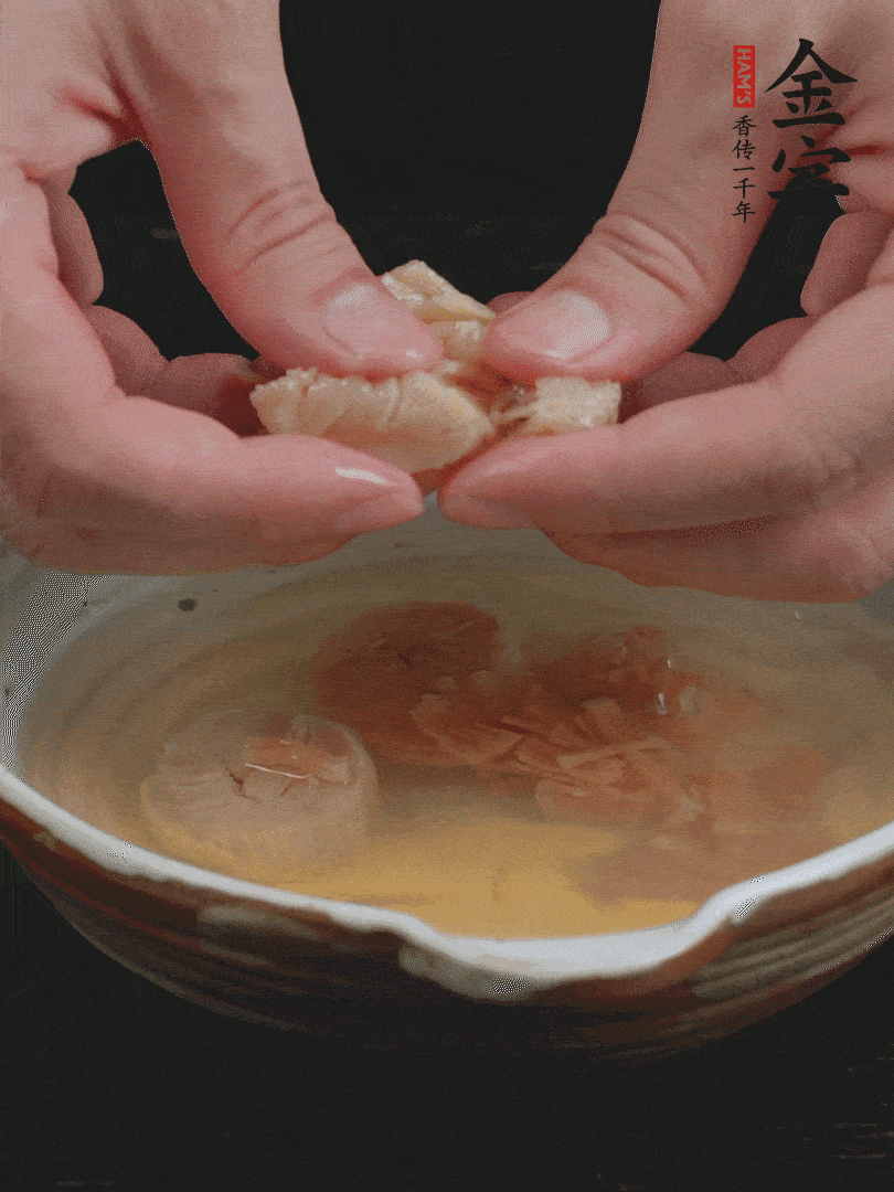 元貝溫水泡發(fā)，拆成細絲。