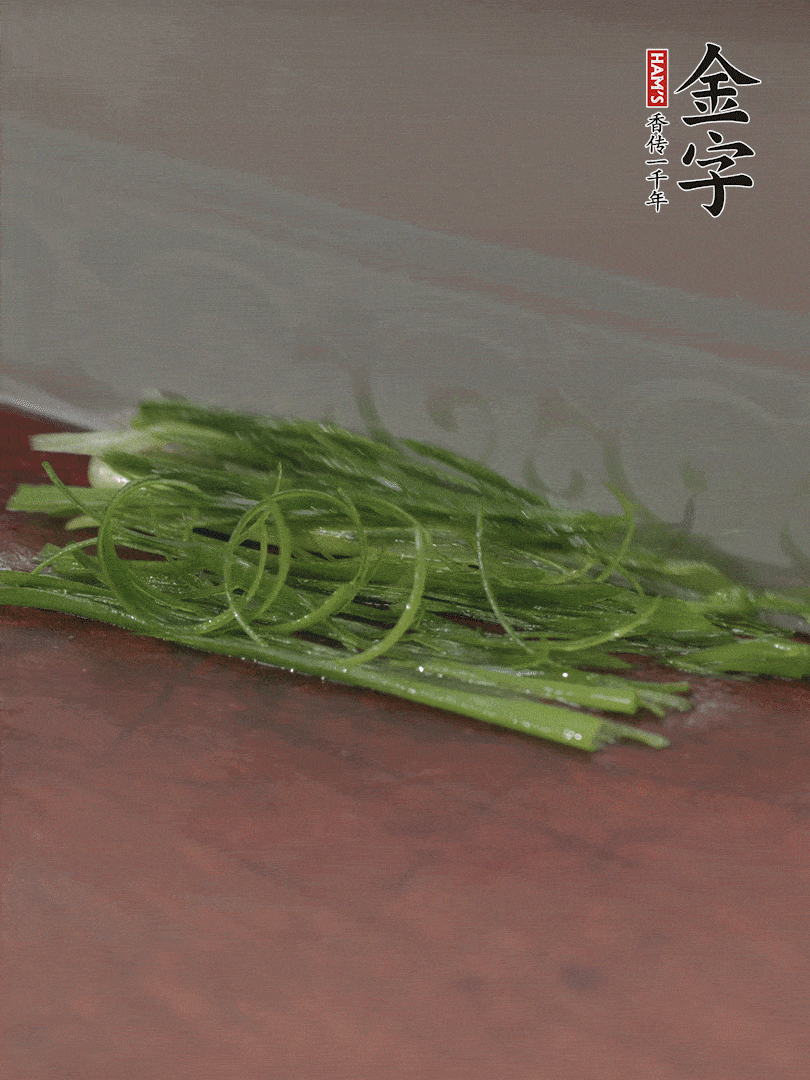 生姜切薄片，紅椒切細絲，小蔥蔥綠切細絲，泡入冰水中保持新鮮。