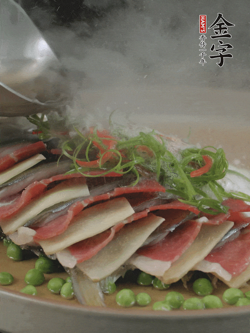 表面放上蔥絲、紅椒絲，淋上熱油。