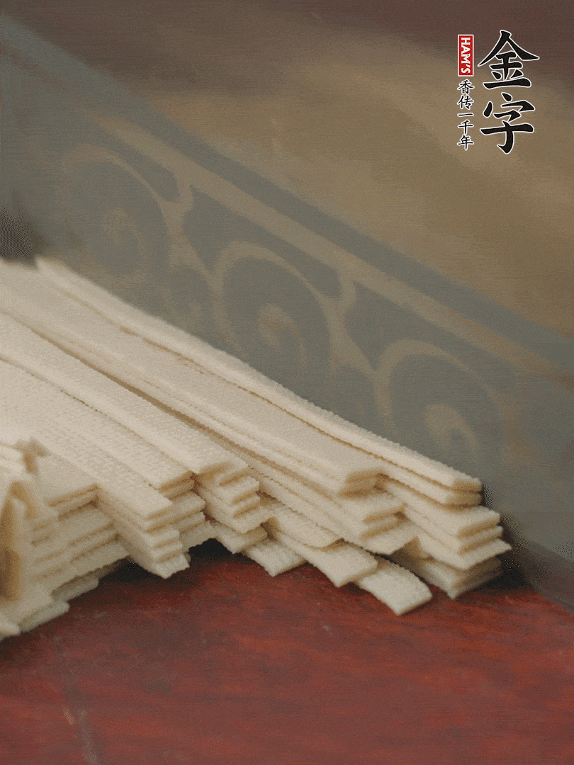 燉火腿期間，千張切細(xì)絲，白蘿卜去皮切細(xì)絲，蒜葉切細(xì)丁。