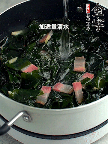 放入泡發好的裙帶菜翻炒一下，加適量清水燉煮。