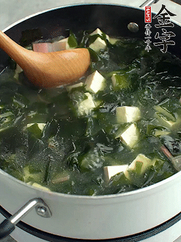 煮到沸騰后，再放入豆腐蓋蓋子煮3分鐘。