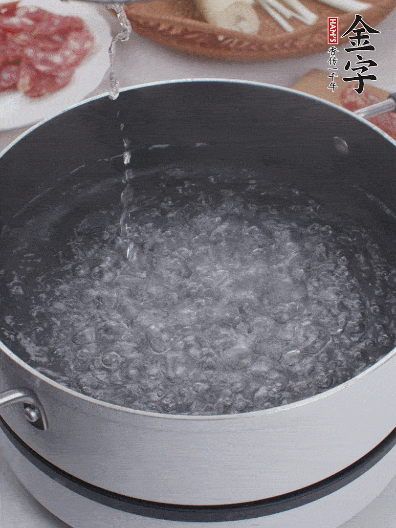 春筍去殼切片，焯水3分鐘。