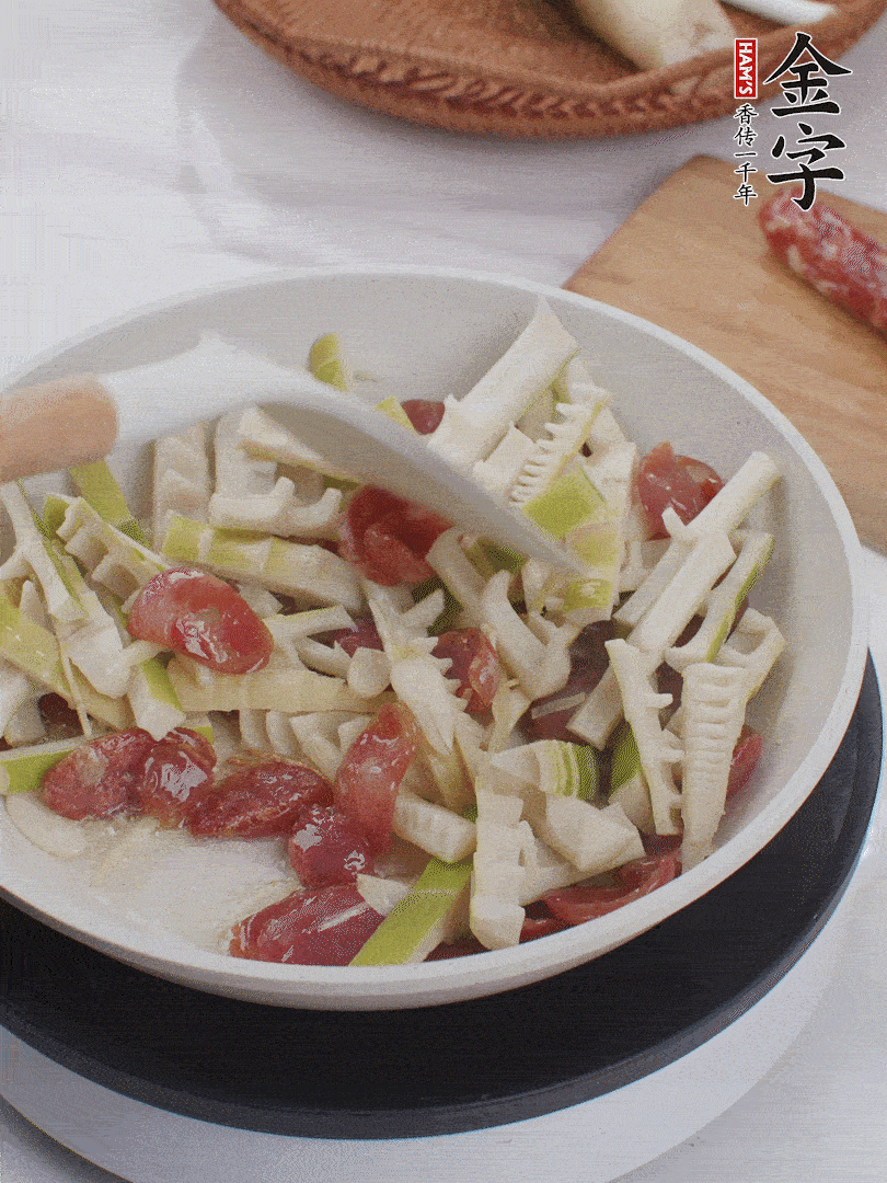 下春筍翻炒均勻，一小撮鹽調味。