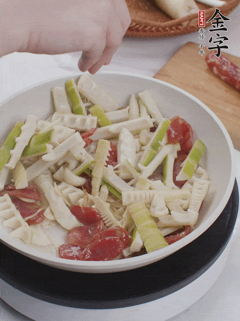 出鍋前撒蔥花。