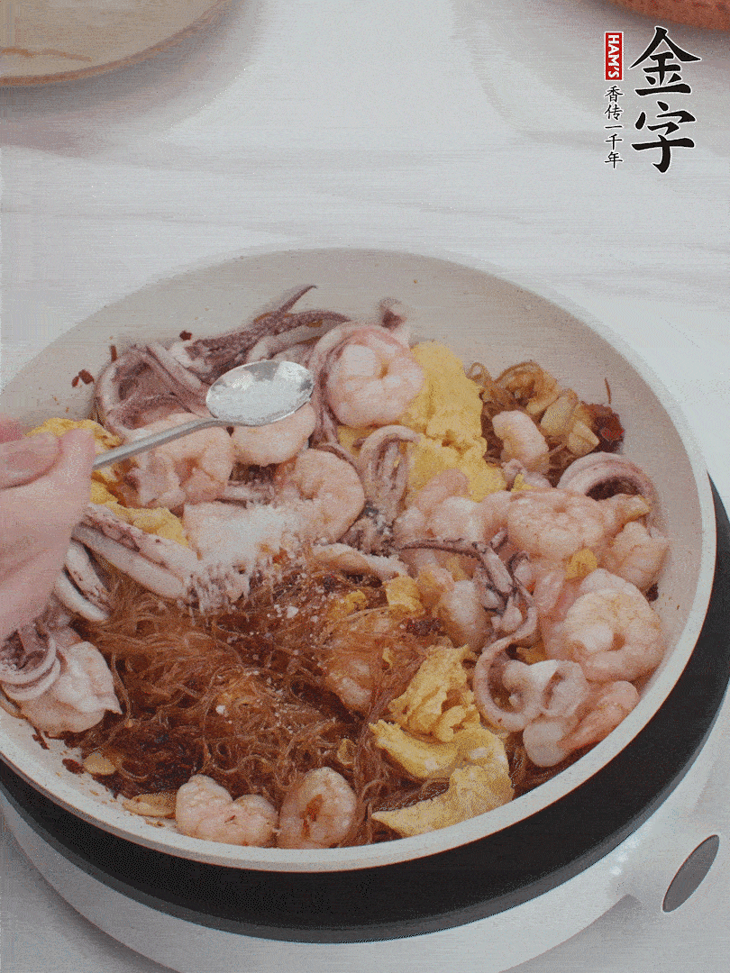 加雞蛋，蝦仁，魷魚混合。