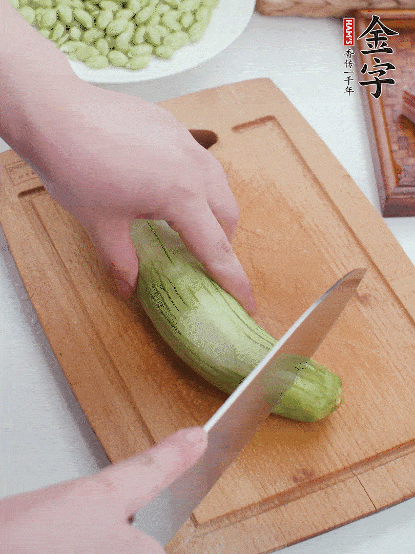 絲瓜去掉外皮，去掉兩端，切成滾刀塊。