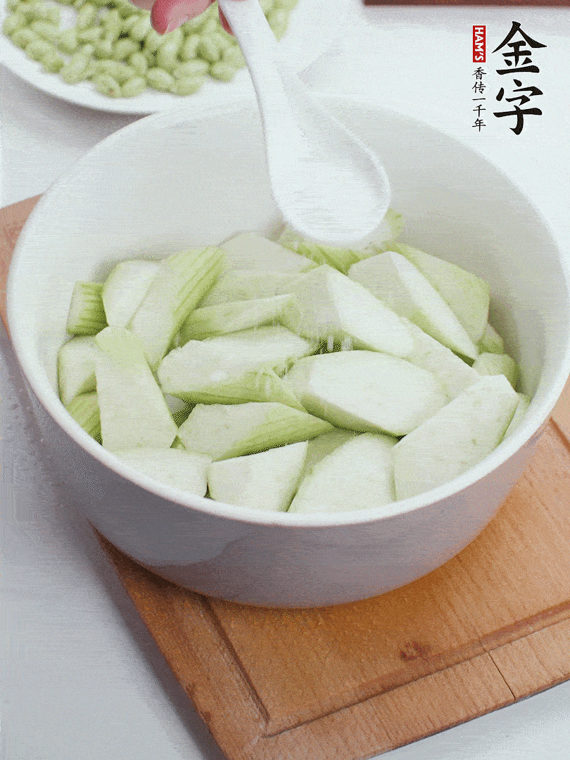 水中加1勺鹽浸泡，防止變黑。