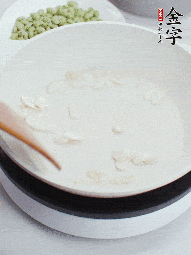 金字淡咸肉煮15分鐘，撈出切片。油5成熱時，蒜末、咸肉爆香。