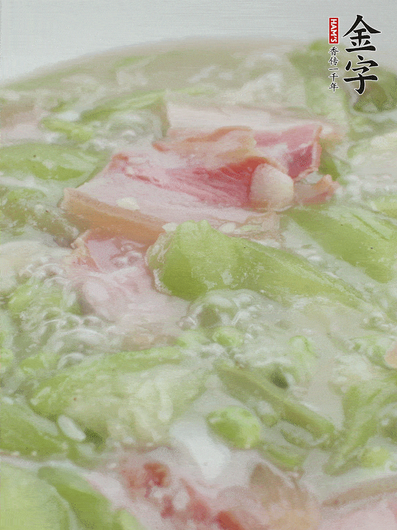 加一點熱水、白胡椒粉、雞精翻炒1分鐘。