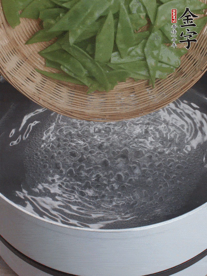 甜豆莢撕掉老筋，斜切兩半，焯水1分鐘。