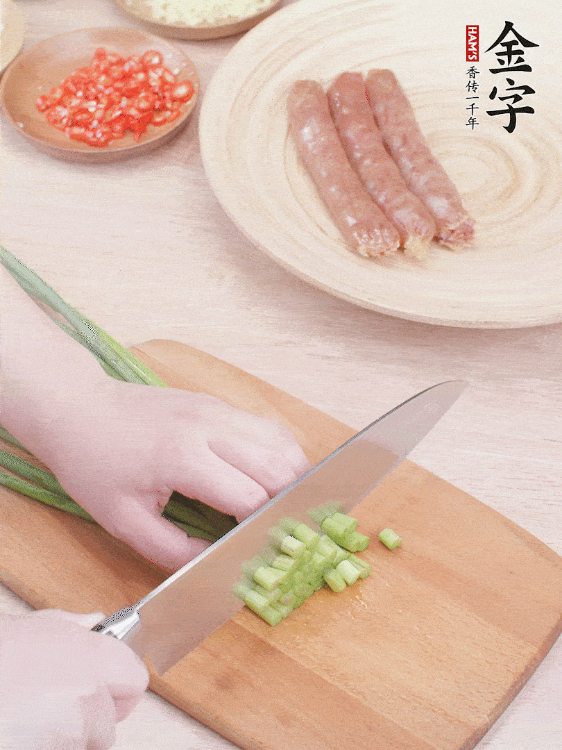 蒜苔切丁，蔥姜蒜切小丁，小米辣切圈。