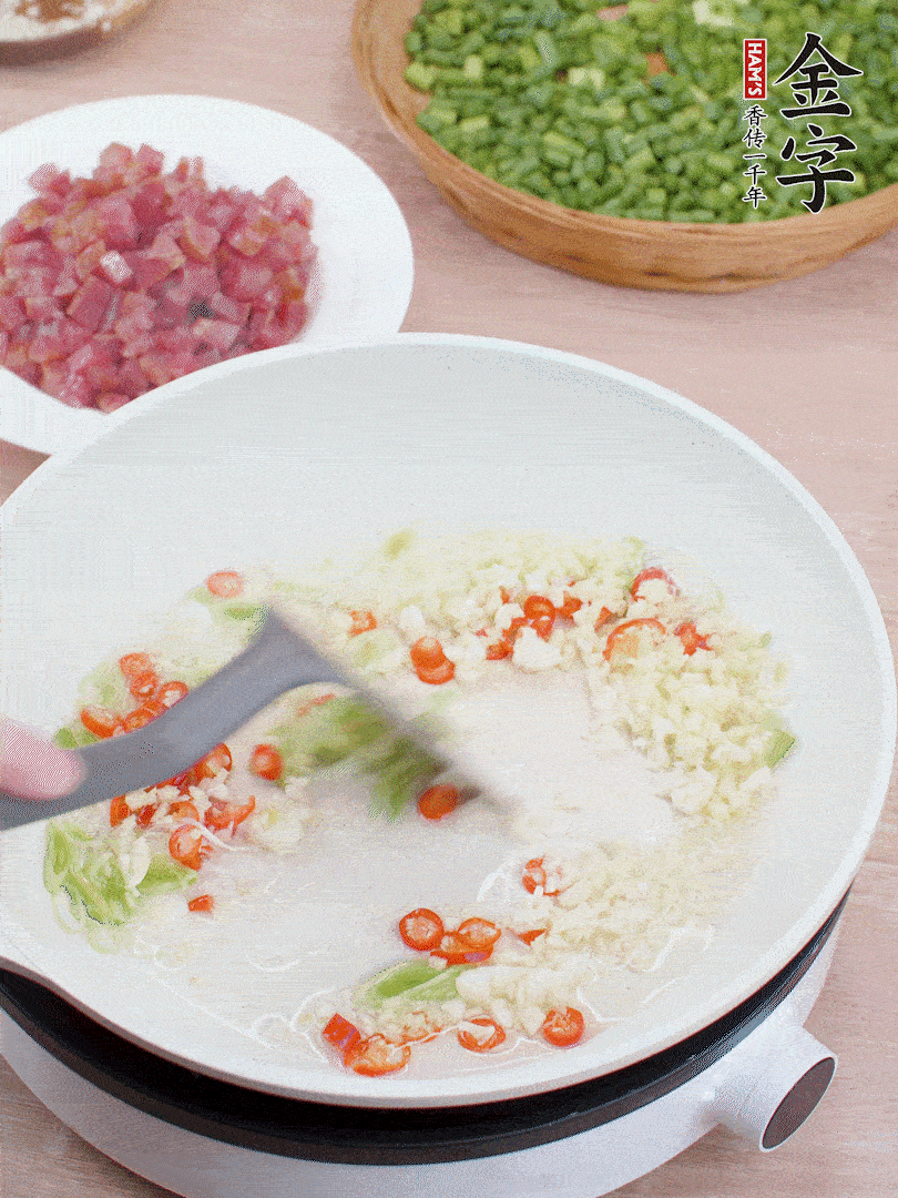 鍋中熱油，蔥姜蒜、小米辣煸香。