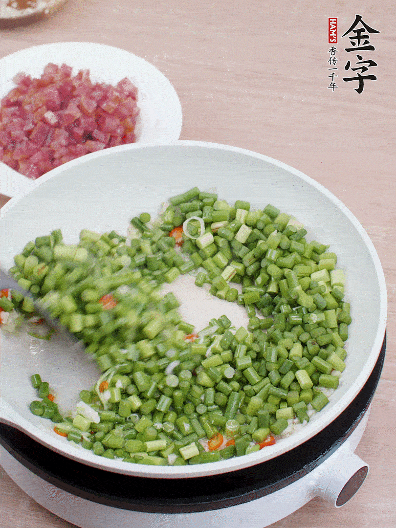 下蒜苔丁、一點鹽翻炒。