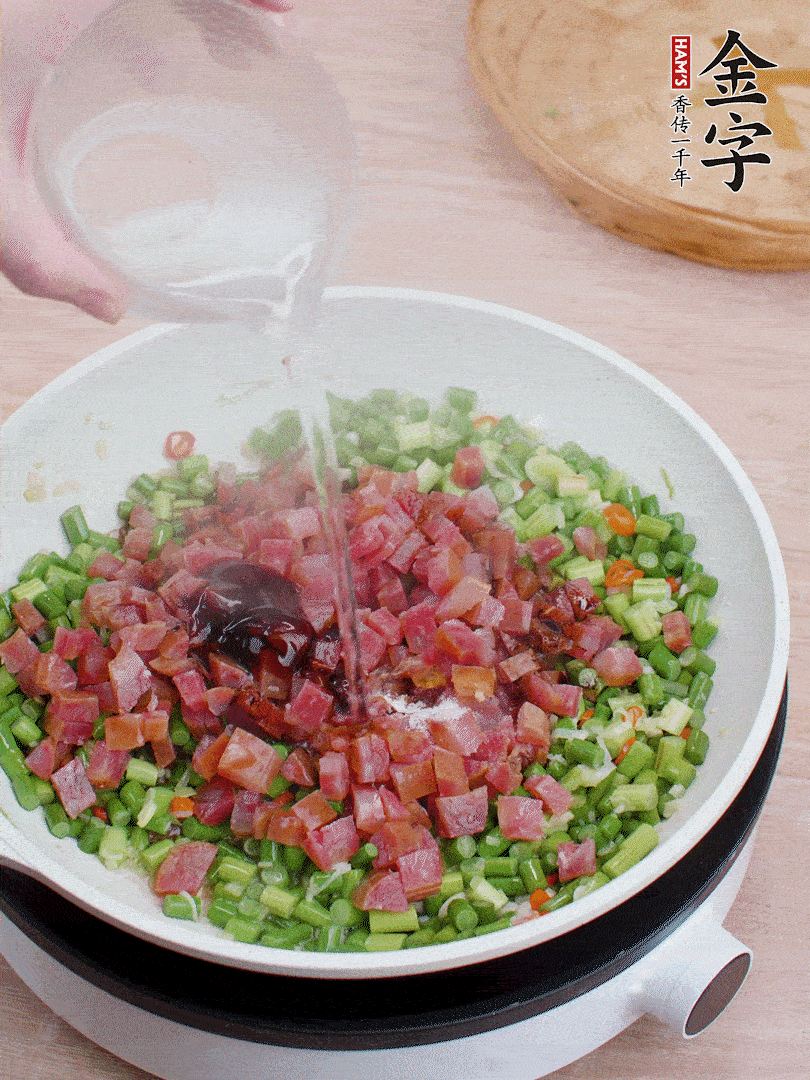 放香腸丁、1勺老抽、1勺蠔油、1/3勺白糖、少許清水炒至斷生。