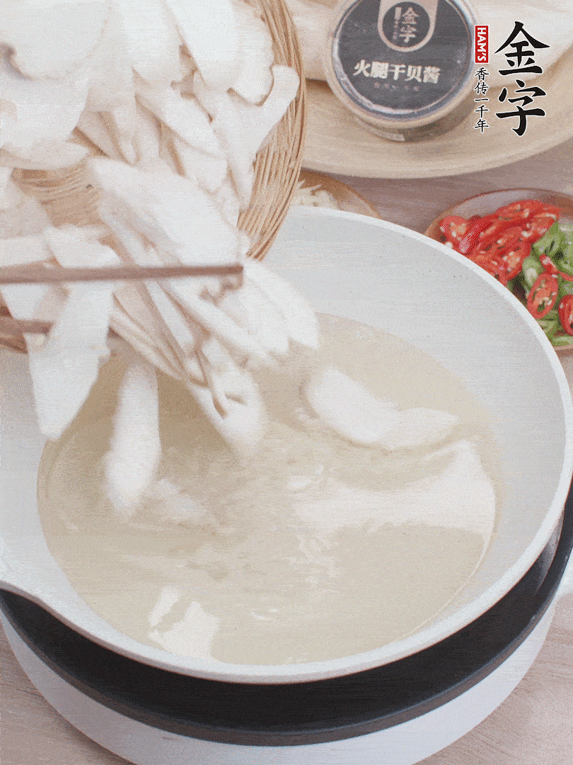 杏鮑菇切成片，油溫7層熱炸2分鐘。