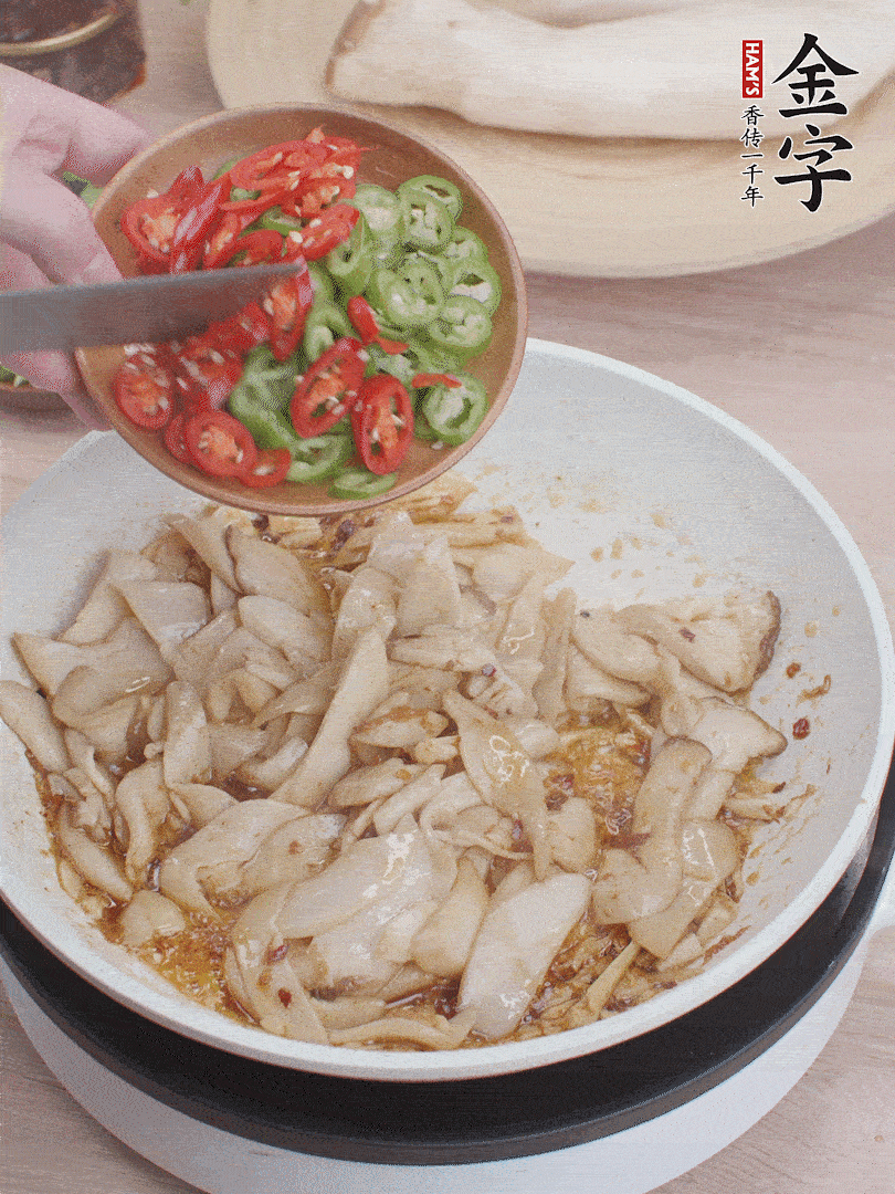 下杏鮑菇、青紅辣椒炒出香味。