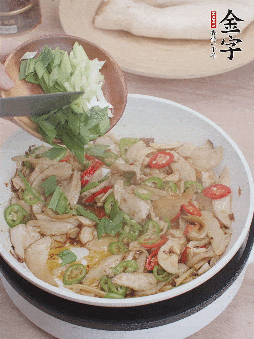 淋少許料酒、最后放大蒜葉。