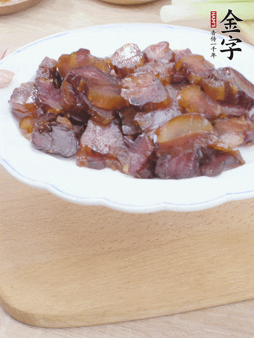 金字醬油肉水煮15分鐘，切薄片。