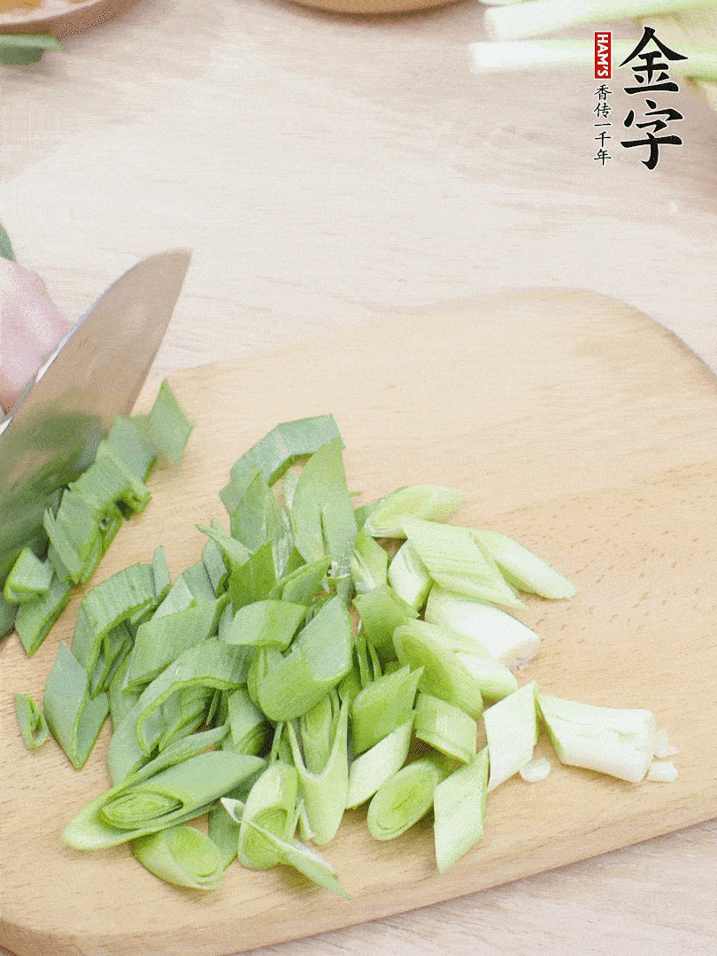 青蒜切段。（蒜白可以拍一下，再斜著切）