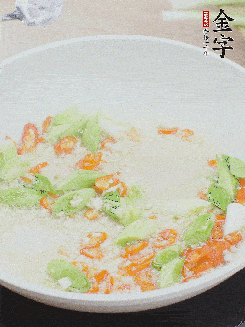 油5成熱時，下蒜末、辣椒、蒜白煸炒。