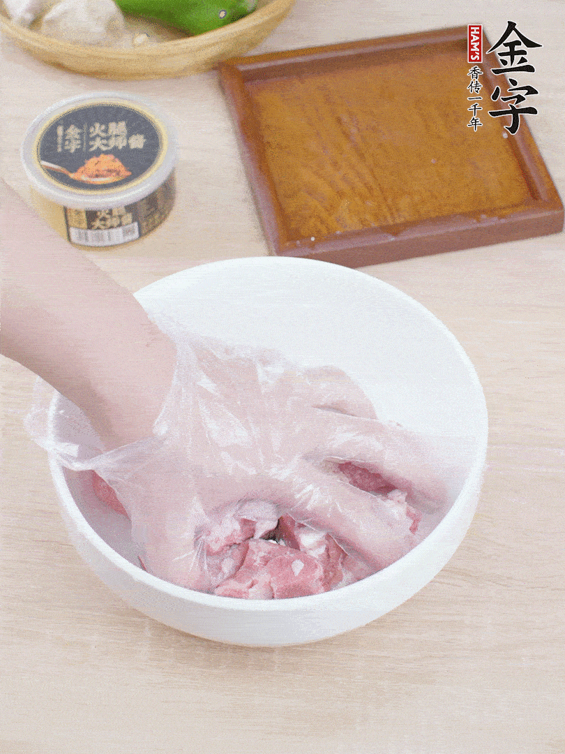 豬小排，加1勺料酒、1勺蠔油、1/3勺白胡椒粉、淀粉，抓拌均勻腌漬30分鐘。青椒去蒂去籽切塊。洋蔥去皮切塊。