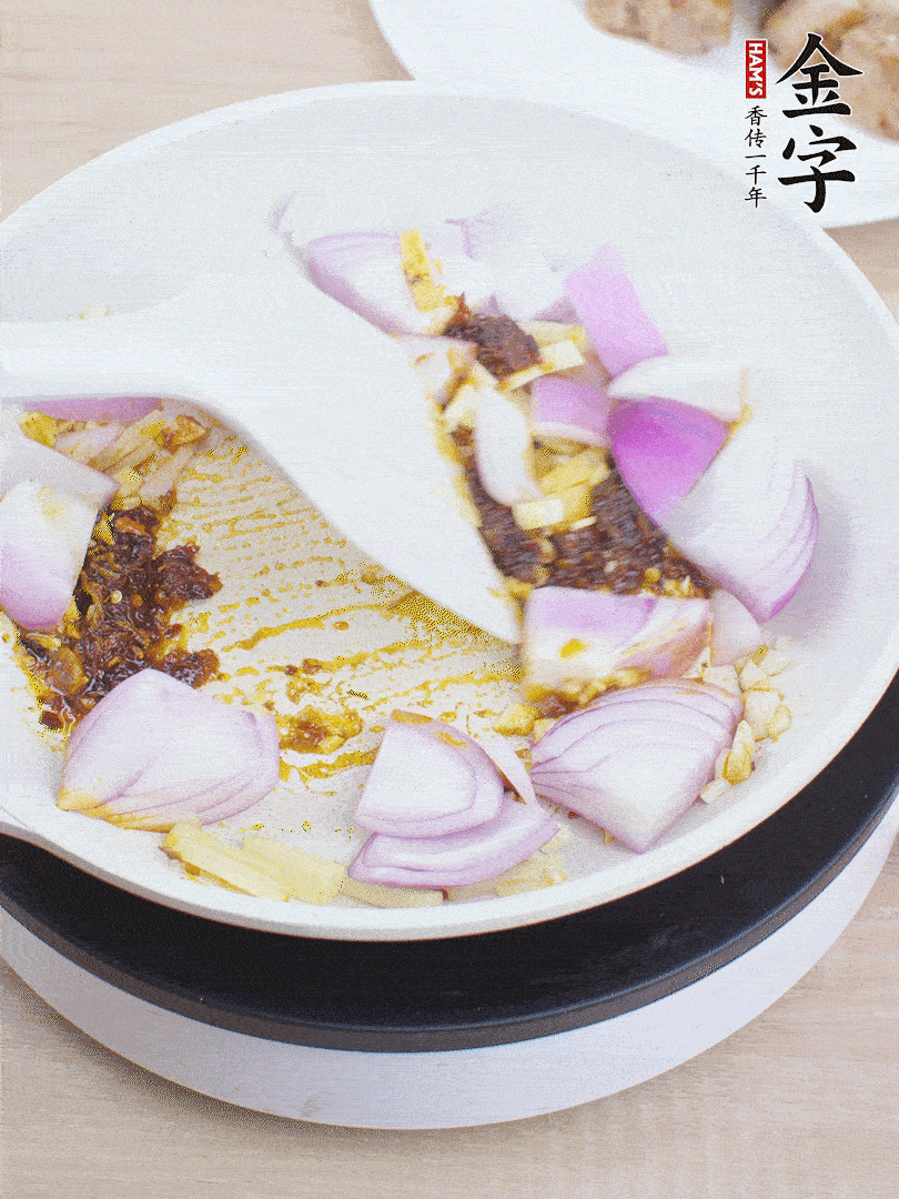 另起一鍋，姜、蒜末、1勺金字火腿大師醬、洋蔥塊炒香。