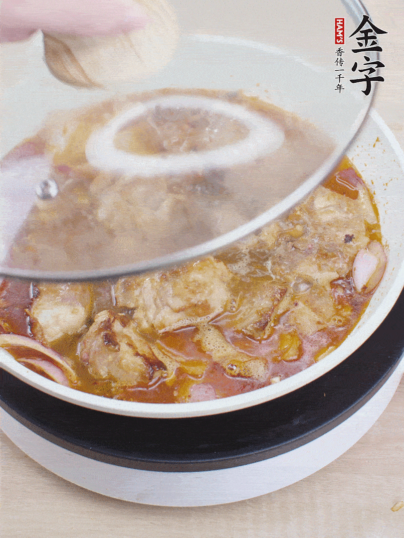 下小排翻炒，加1勺生抽、1點白砂糖和少許水燜2分鐘。